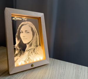 Gravírovaný LED fotorámeček - nabíjecí